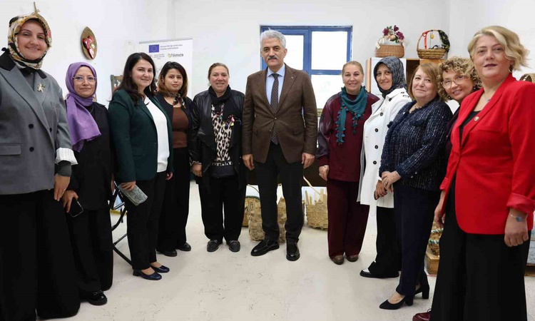 Düzce Valisi Makas, eşiyle Kadın Emeği Merkezi'ndeki el emeği ürünlerini inceledi