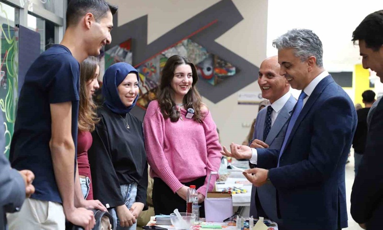 EBYÜ'de oryantasyon günlerinde öğrenci kulüplerinin tanıtım stantları kuruldu ve Merak Edilenler