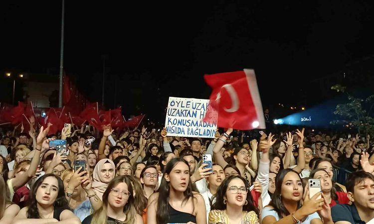 Edirne’de 30 Ağustos coşkusu Göksel konseriyle taçlandı ve Merak Edilenler