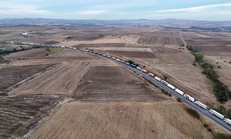 Edirne Hamzabeyli'de 37 kilometrelik tır kuyruğu şoförleri mağdur etti: Gelişmeler Takip Ediliyor
