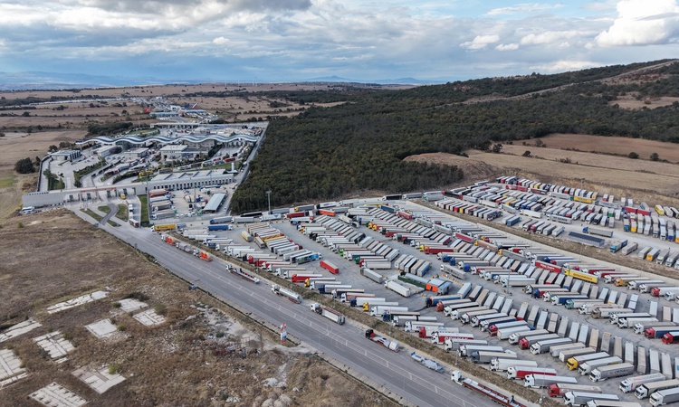 Edirne'de Hamzabeyli Sınır Kapısı'nda TIR kuyruğu 30 kilometreye ulaştı | İşte Tüm Ayrıntılar