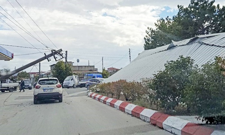 Edirne Havsa'da şiddetli rüzgar nedeniyle iş yerinin çatısı uçtu, yaralanan olmadı