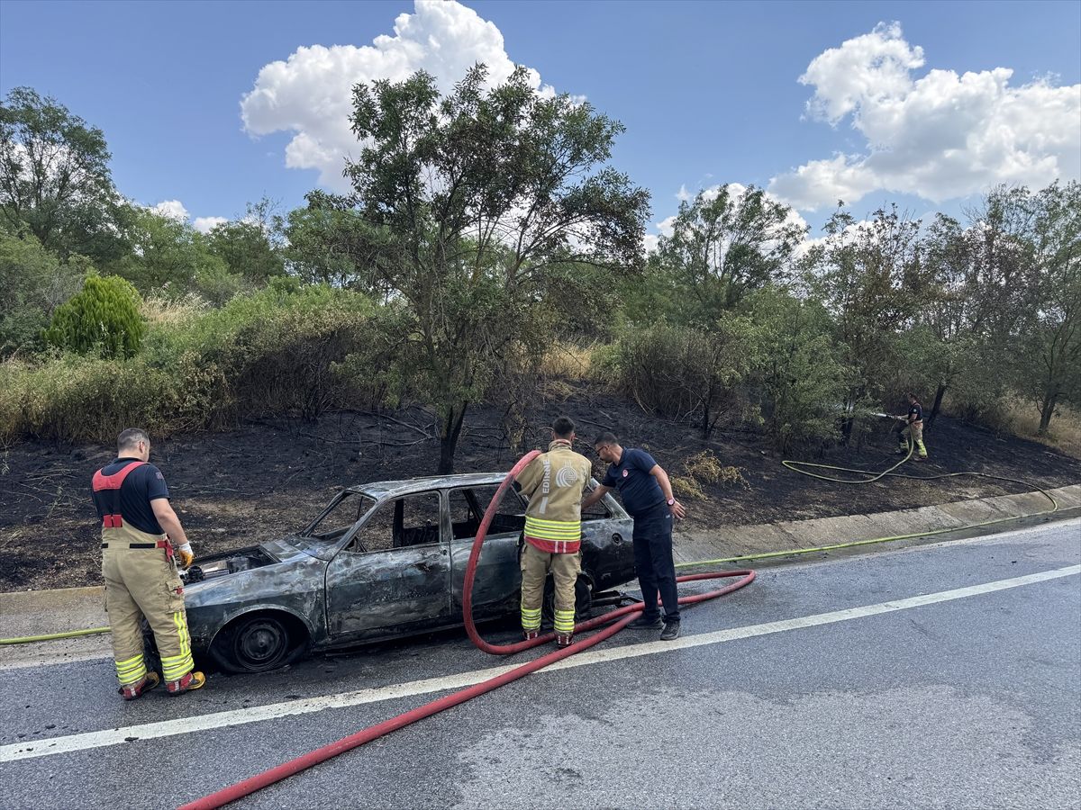The flames that broke out in a car in Edirne spread to the trees on the side of the road - Breaking News