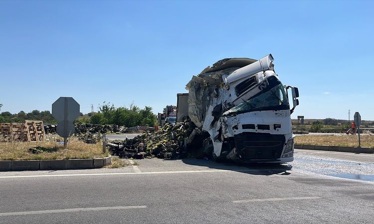 Gündemden Son Bilgiler: Edirne'de tırın devrilmesi sonucu yol ulaşıma kapandı - Haberleri | İşte Tüm Ayrıntıla