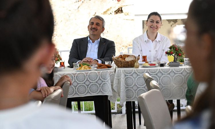 Gündemden Son Bilgiler: Edirne Valisi Sezer ve eşi koruma altındaki çocuklarla buluştu - Son Dakika ve Merak E