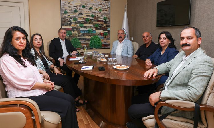 Kritik Açıklama: Eğitim Sen'den DEM Parti'ye ziyaret: Demokratik Eğitim Kurultayı'na davet - Son Dakika ve Mer