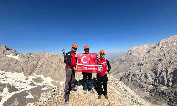 Flag Unfurling Event by Eğitim-Bir-Sen Vezirköprü at the Aladağlar Summit in Memory of July 15 - Breaking News