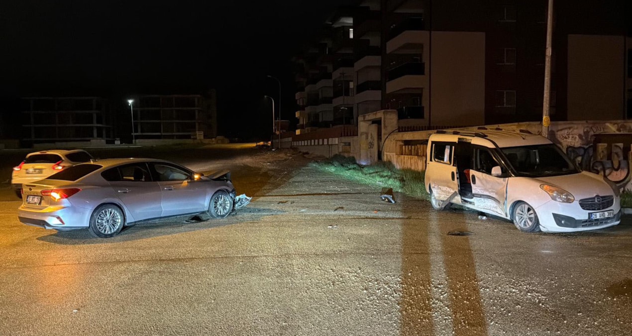 Son Gelişme: Ehliyetsiz sürücü ile alkollü sürücü birbirine girdi - En Son Haber