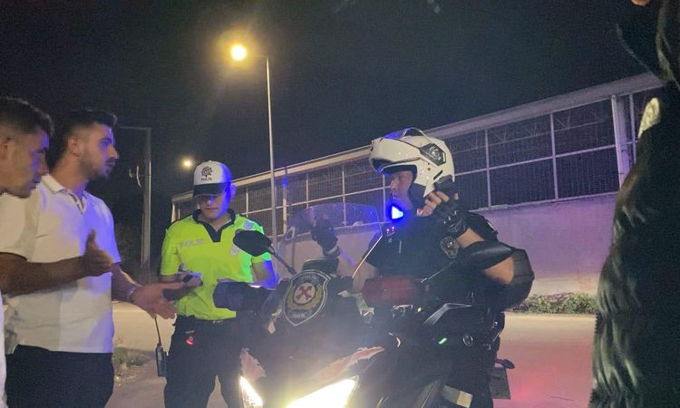 Son Gelişme: Ehliyetsiz sürücü alkolmetreyi üflememek için polisi oyaladı, 1.5 promil alkollü çıktı - Son Daki