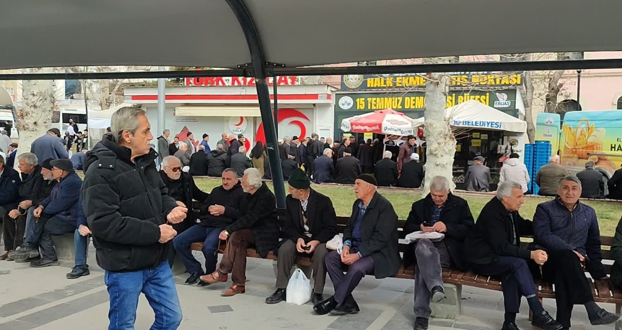 Elazığ'da 5 liralık ekmek kuyruğu... - En Son Haber: Gelişmeler Takip Ediliyor