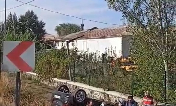 Elazığ-Bingöl karayolu Başyurt mevkiinde şarampole devrilen araçta 2 kişi yaralandı - Son Dakika Bilgileri