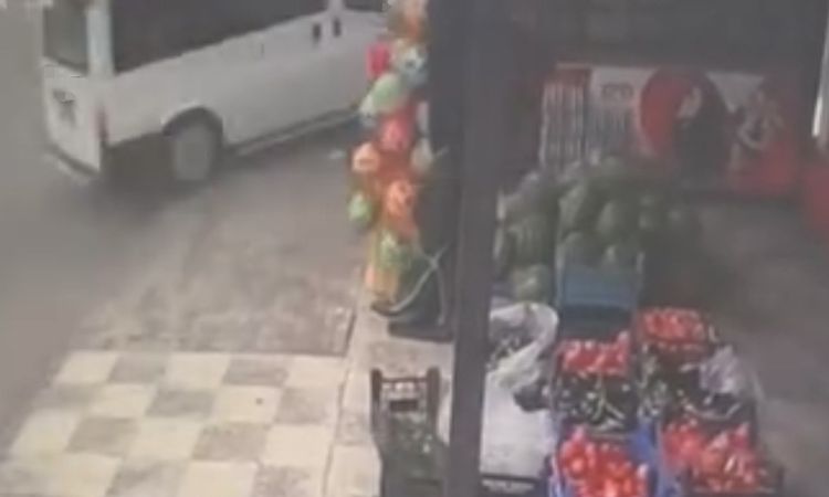 Gündemden Son Bilgiler: Elazığ'da Minibüs Bahçeye Devrildi - Son Dakika Haberleri | İşte Tüm Ayrıntılar
