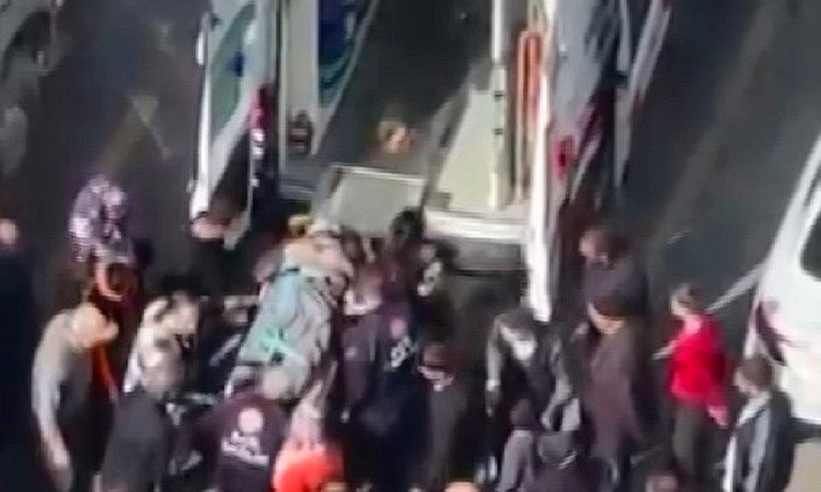 Elazığ Sanayi Mahallesi'nde yolun karşısına geçen vatandaş kamyonun altında yaralandı