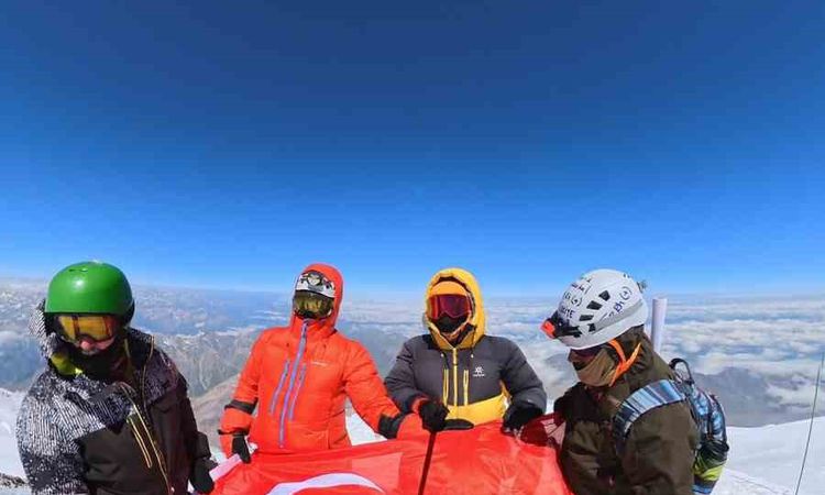 Elazığlı Sporculardan Elbrus Zaferi: Avrupa'nın En Yüksek Zirvesinde Türk Bayrağı Dalgalandı - Haberleri | İşt