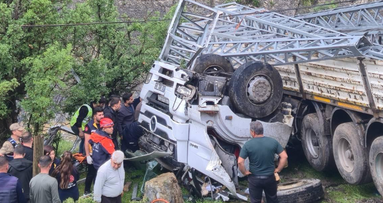 Son Gelişme: Elektrik direği yüklü kamyonun şoföründen acı haber - Son Dakika - Son Dakika Bilgileri