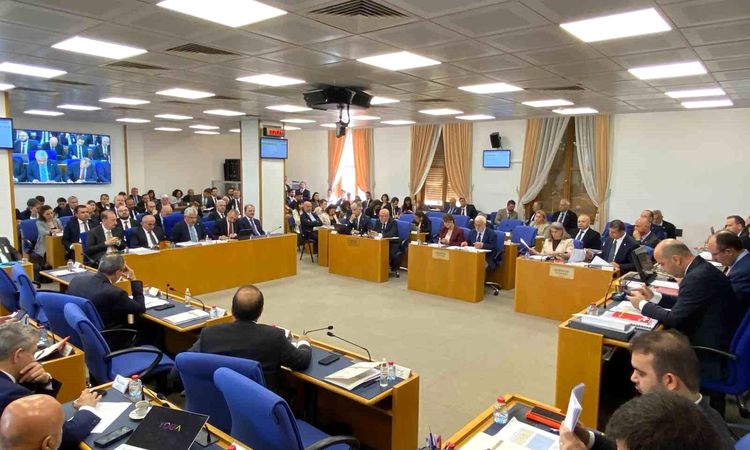 The bill, which also includes pension regulation, is in the Planning and Budget Commission - Breaking News
