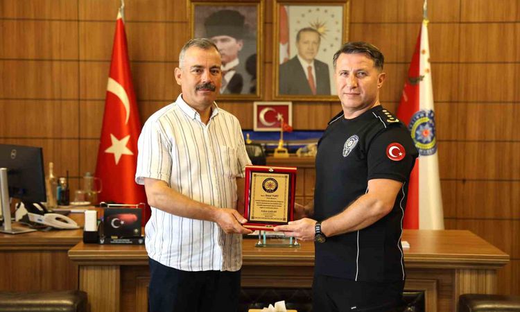 Sıcak Gündem: Emekliye ayrılan polis memuruna veda plaketi - Son Dakika: Gelişmeler Takip Ediliyor