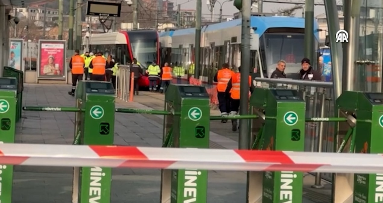 Eminönü'nde tramvay raydan çıktı, karşıdan gelen trene çarptı! - Haberleri - Son Dakika Bilgileri