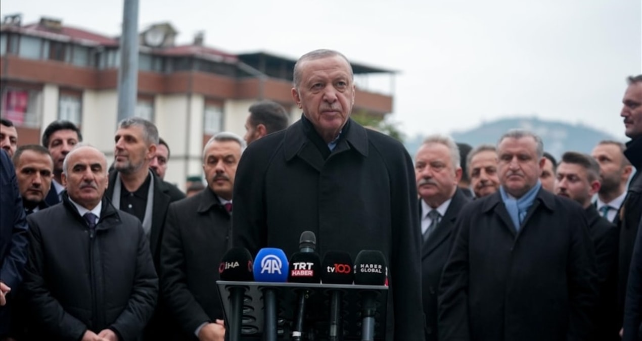 Gündemden Son Bilgiler: Erdoğan, simit dağıttı: 'Bu sadece Rize'de olur' - Haberleri