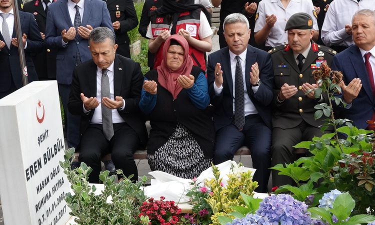 Gündemden Son Bilgiler: Eren Bülbül şahadetinin 9. yılında kabri başında dualarla anıldı - Son Dakika