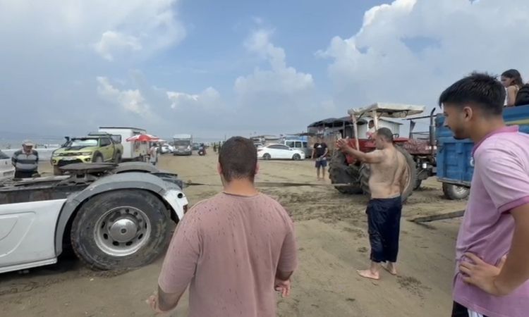 Son Gelişme: Erzin'de Kumda Mahsur Kalan Tır İki Traktörle Kurtarıldı - Son Dakika - Son Dakika Bilgileri
