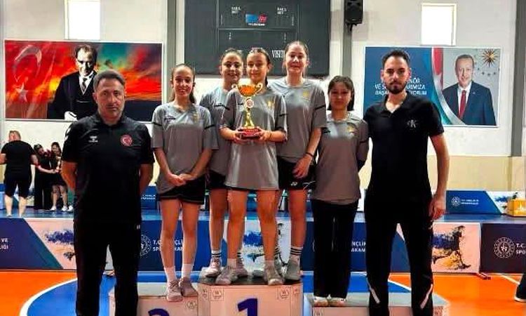 Son Gelişme: Erzincan ANALİG badmintonda kız ve erkeklerde grup birincisi oldu - Son Dakika ve Merak Edilenler