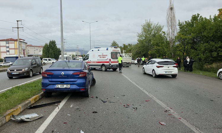 Erzincan-Sivas yolunda 4 otomobil zincirleme kazaya karıştı, 1 kişi yaralandı | İşte Tüm Ayrıntılar