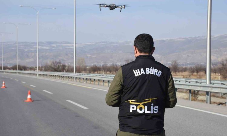 Gündemden Son Bilgiler: Erzincan'da Trafik Denetimleri Drone ile Havadan Yapıldı - Son Dakika Haberleri - Son