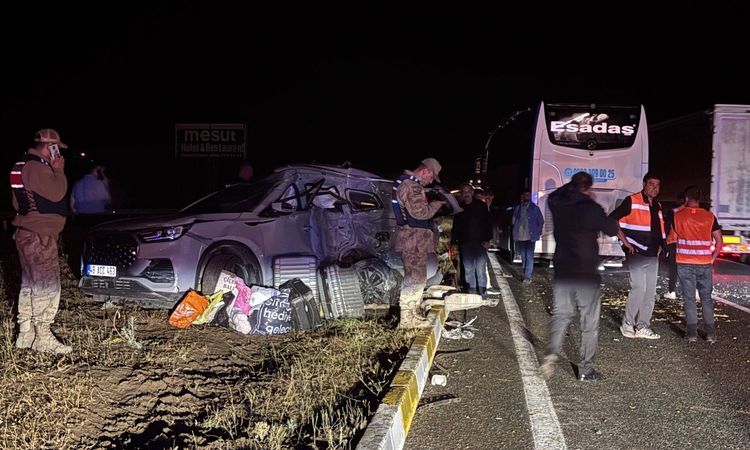 Erzincan’da yolcu otobüsü ile SUV tipi araç çarpıştı: 1’i ağır 7 yaralı - Son Dakika - Son Dakika Bilgileri