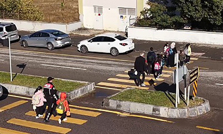 Erzurum Emniyeti okul çevrelerinde denetim yapıyor, sosyal medyayı 7/24 izliyor: Gelişmeler Takip Ediliyor