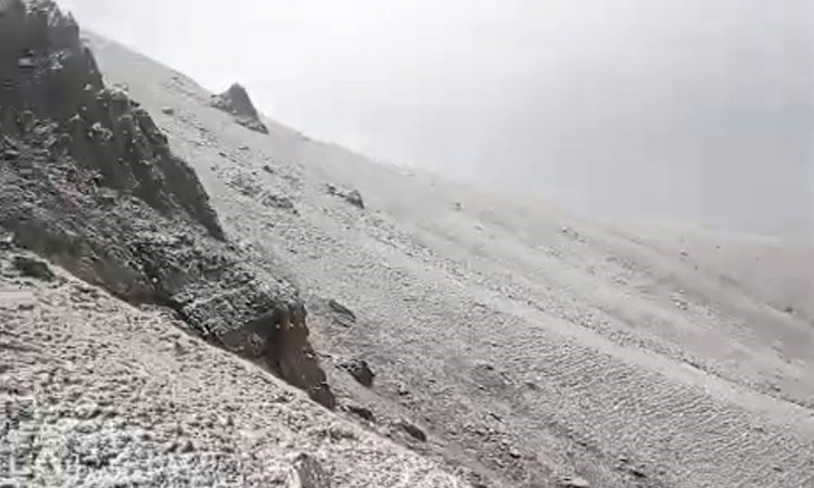Erzurum Karayazı'da Çakmak Dağı mevsimin ilk karıyla beyaza büründü: Gelişmeler Takip Ediliyor