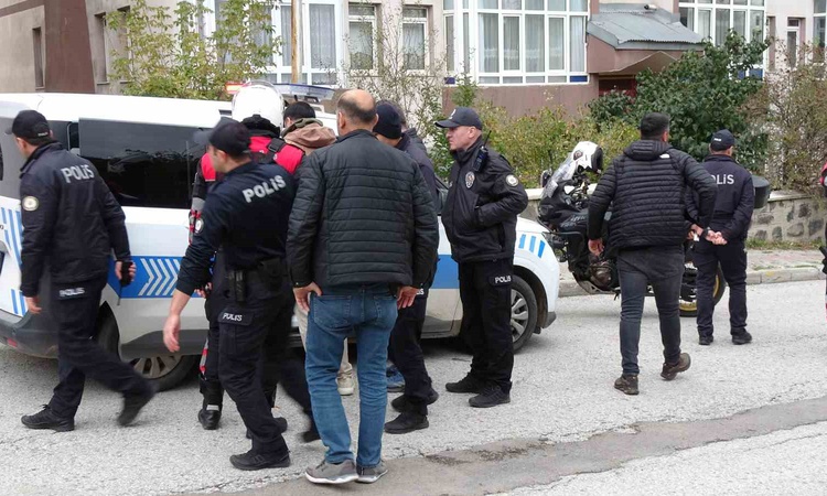 Erzurum'da kardeş kavgasında pompalı tüfekle ateş açıldı, 3 şüpheli yakalanarak gözaltına sevk edildi