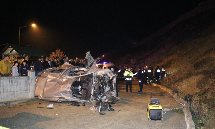 Erzurum Oltu'da araç 22 metre uçuruma yuvarlandı, 1 kişi öldü, 3 kişi yaralandı ve Merak Edilenler