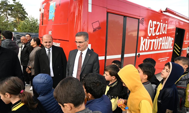 Erzurum Valisi Aydın Baruş, gezici kütüphanedeki çocuklara okuma tavsiyesi verdi - Son Dakika Bilgileri