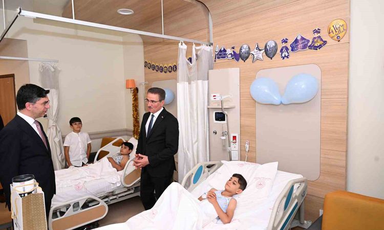 Erzurum Valisi Baruş, Şehir Hastanesi’nde sünnet olan çocukları ziyaret etti - Son Dakika Bilgileri