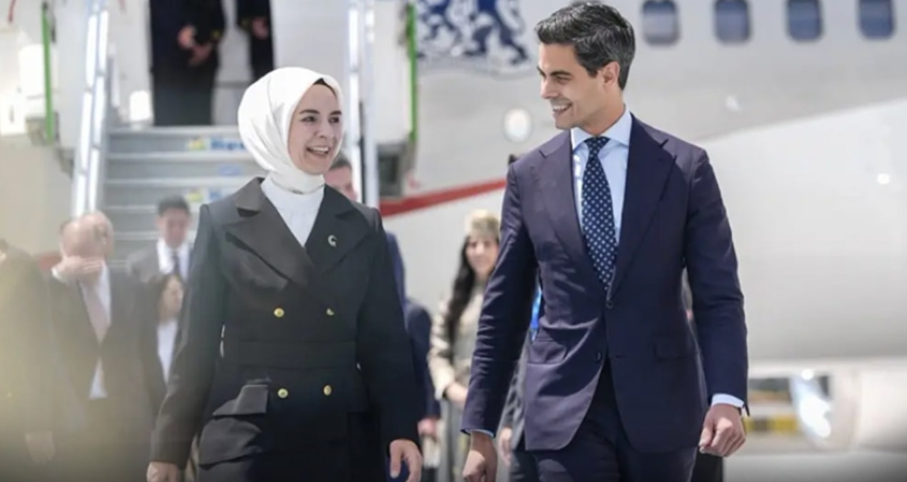 Gay prime minister was welcomed by a female minister! - Breaking News