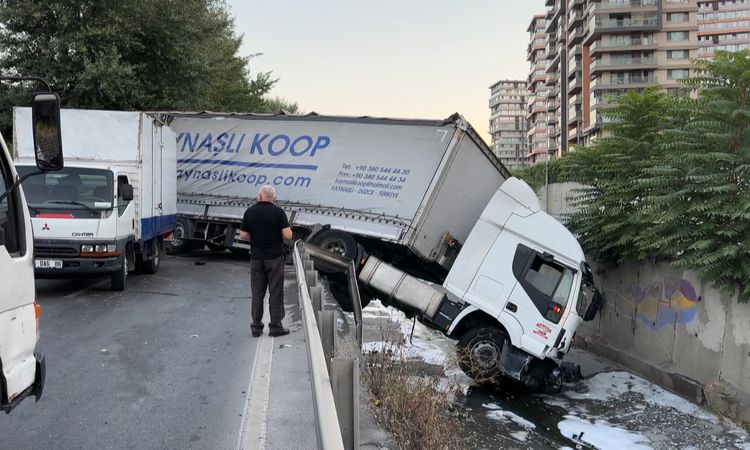 Ayrıntılar Netleşti: Esenler'de Kumaş Yüklü TIR Dere Yatağına gerileme kaydetti - Son Dakika Haberleri ve Mera