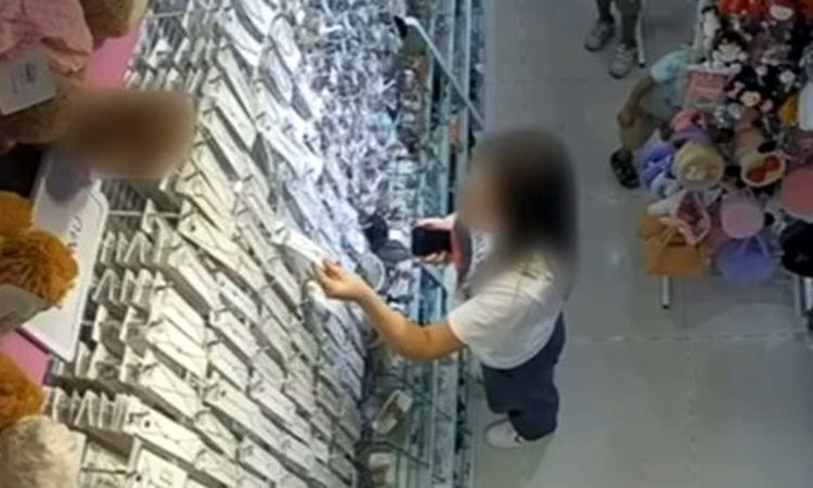 Ayrıntılar Netleşti: Esenyurt'ta AVM'deki mağazadan takı hırsızlığı kamerada - Son Dakika: Gelişmeler Takip Ed