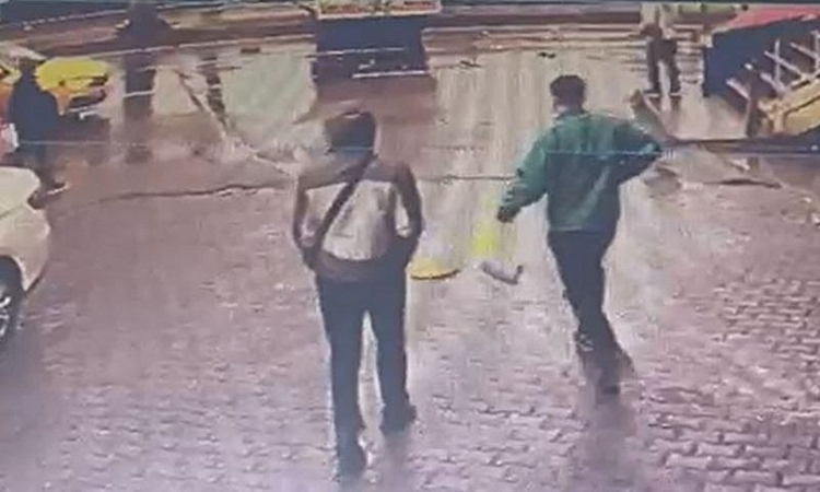 Esenyurt'ta E-5 Haramidere'de ağır yaralı kamyonet sürücüsü yaşamını yitirdi: Gelişmeler Takip Ediliyor