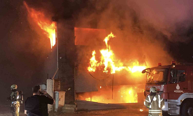 Esenyurt'ta lastikçide çıkan yangın 4 iş yeri ve bir yemek şirketine sıçradı: Gelişmeler Takip Ediliyor