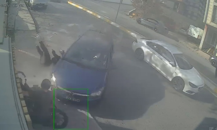 Esenyurt'ta otomobil motosiklete ve yayaya çarptı, 2 kişi ağır yaralandı | İşte Tüm Ayrıntılar