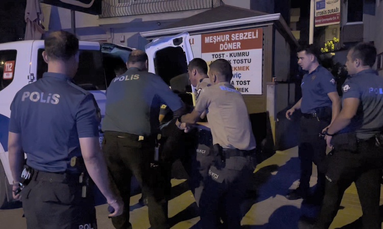 Eşine ve gelen polislere saldıran şüpheli yakalanarak gözaltına sevk edildi