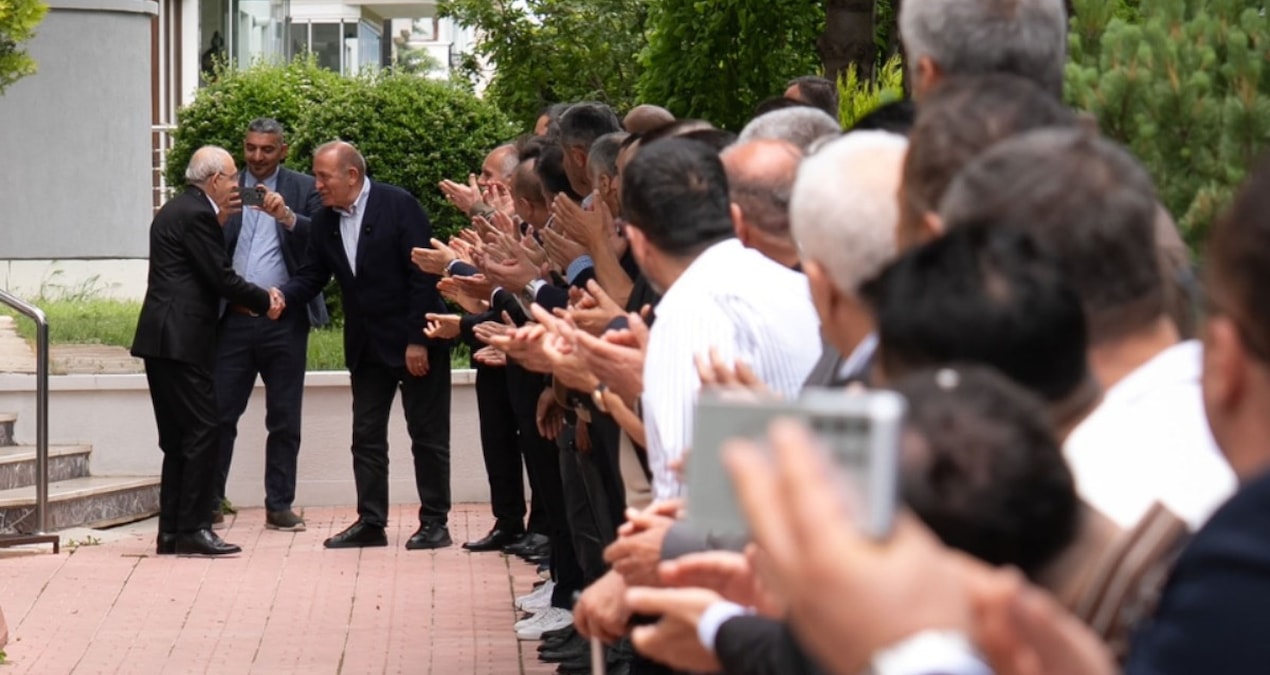 Son Gelişme: Eski kayyuma alkışlı tezahürat - Son Dakika: Gelişmeler Takip Ediliyor