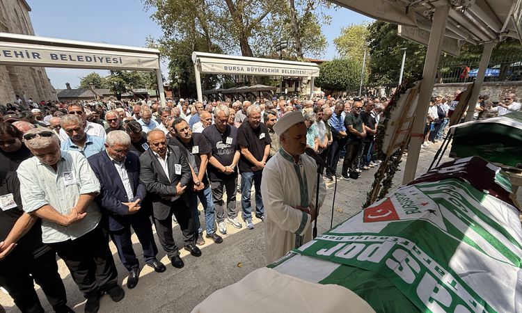Gündemden Son Bilgiler: Eski Milli Futbolcu Haluk Erdem Bursa'da Son Yolculuğuna Uğurlandı - Haberleri ve Mera
