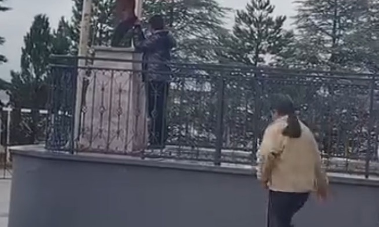 Eskişehir'de 11 yaşındaki Alperen, yağmurda Atatürk büstüne şemsiye tuttu ve Merak Edilenler