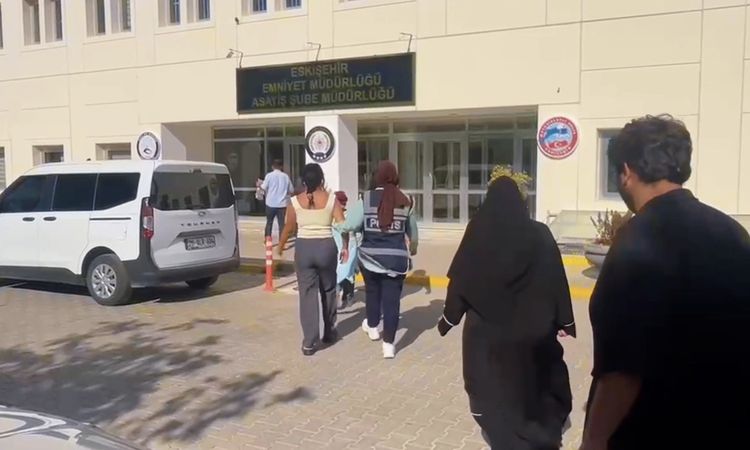 Son Gelişme: Eskişehir'de 19 ilde baskın: 801 kişiyi 116 milyon TL dolandıran 90 şüpheli ele geçirildi - Son D