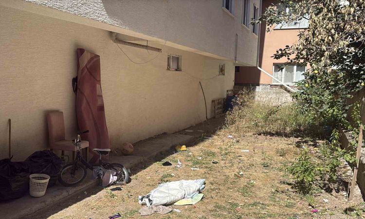 Eskişehir’de 3’üncü kattaki balkondan aşağıya düşen 4 yaşındaki çocuk yaralandı ve Merak Edilenler