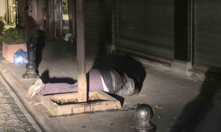 Eskişehir'de alkollü olduğu belirtilen şahıs sokakta iki kez baygınlık geçirdi - Son Dakika Bilgileri