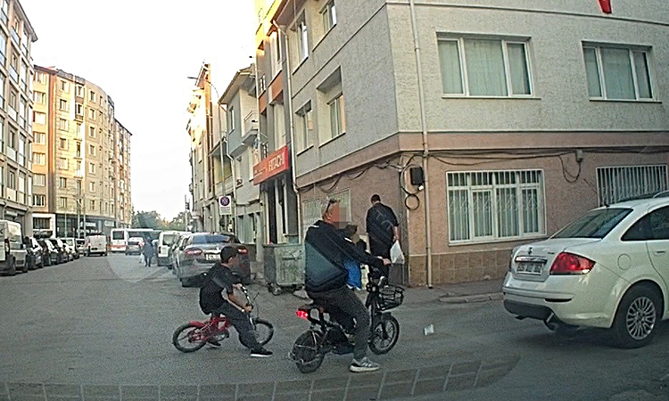 Eskişehir'de bisikletli çocuk ani dönüş yaptı, SUV sürücüsü frenle kazayı önledi - Son Dakika Bilgileri