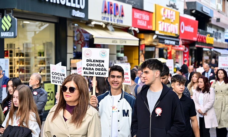 Eskişehir'de Dünya Yaşlılar Günü yürüyüşüne 210 çocuk, genç ve yaşlı katıldı | İşte Tüm Ayrıntılar